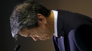 Toshiba Corp President and Chief Executive Officer Hisao Tanaka bows at the start of news conference at the company headquarters in Tokyo July 21, 2015. Japan's Toshiba Corp said Tanaka was stepping down on Tuesday after an independent investigation found he had been aware the company had been inflating its profits over a number of years.  REUTERS/Toru Hanai - RTX1L5TX