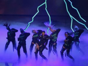 Singer Rihanna  (C) performs at the 2016 MTV Video Music Awards in New York, U.S., August 28, 2016. REUTERS/Lucas Jackson  - RTX2NE9F