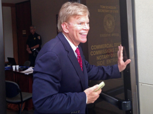 (Former leader of the Ku Klux Klan David Duke leaves the Louisiana Secretary of State's office after filing to run as a Republican for United States Senate in Baton Rouge, Louisiana, U.S. July 22, 2016.REUTERS/Bryn Stole) 